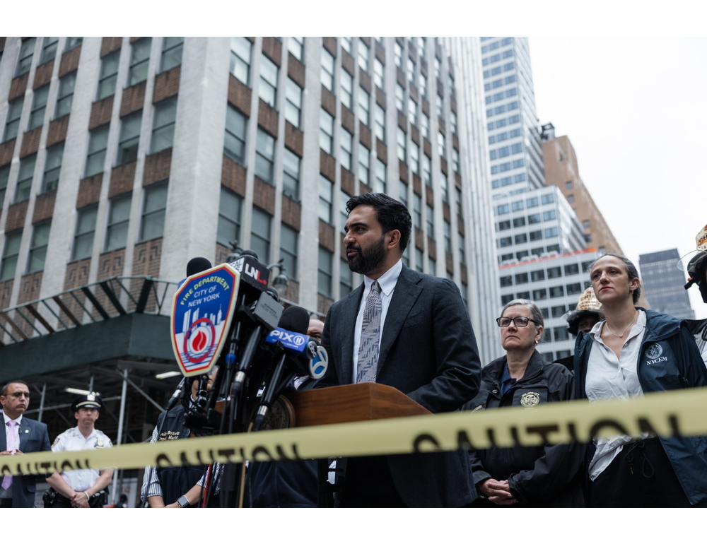 Timore di un crollo parziale di un grattacielo a New York, area transennata