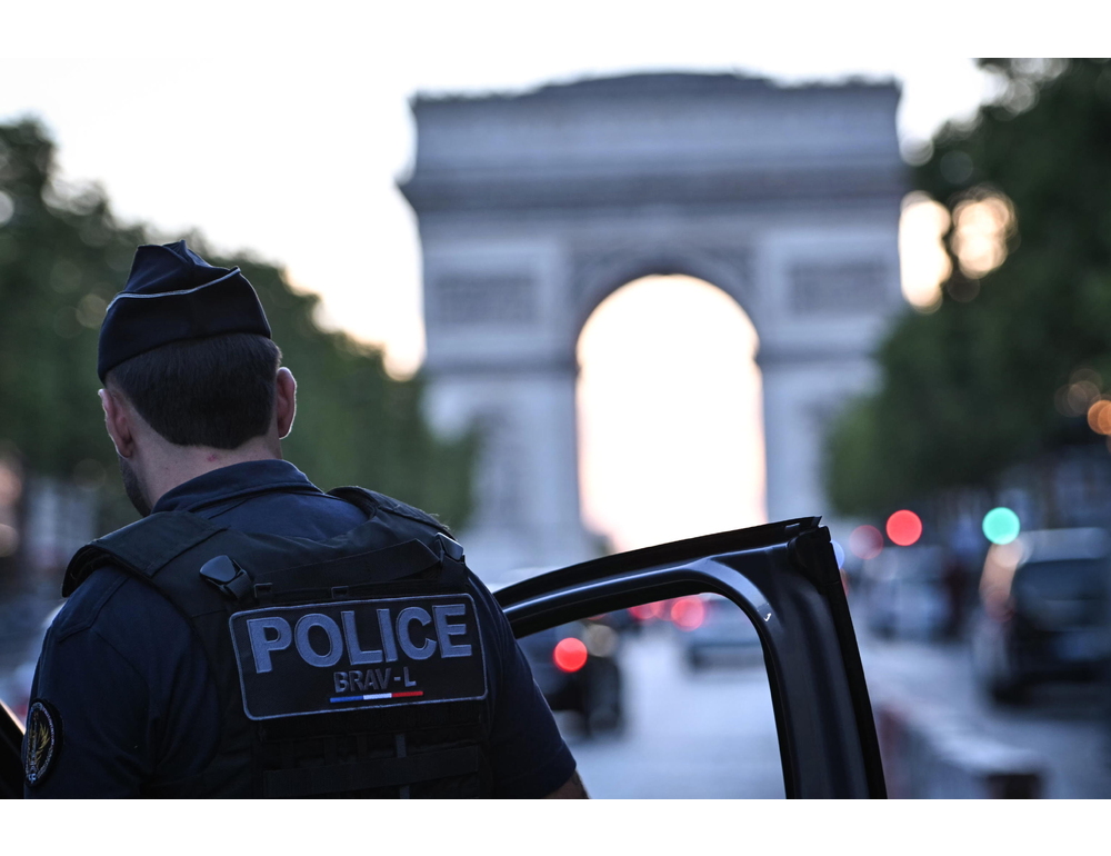 Tre feriti in un attacco con il coltello a Parigi, fermato un uomo