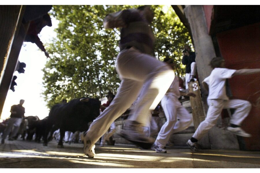 Un rapido 'encierro' lungo il percorso a Pamplona