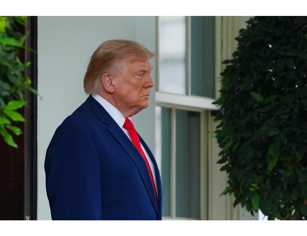 Trump, ogni volta che l’Iran spara a Hormuz colpiremo un ponte o centrale elettrica