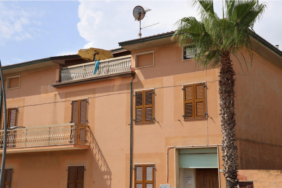 Il gip non ha convalidato l'arresto ma ha disposto la misura. La donna: 'Mi sono difesa'