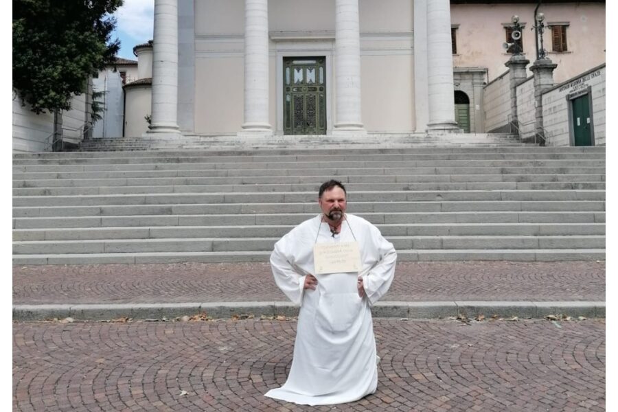 'Molti mi considerano pazzo': Franz alla sua performance anti-individualismo