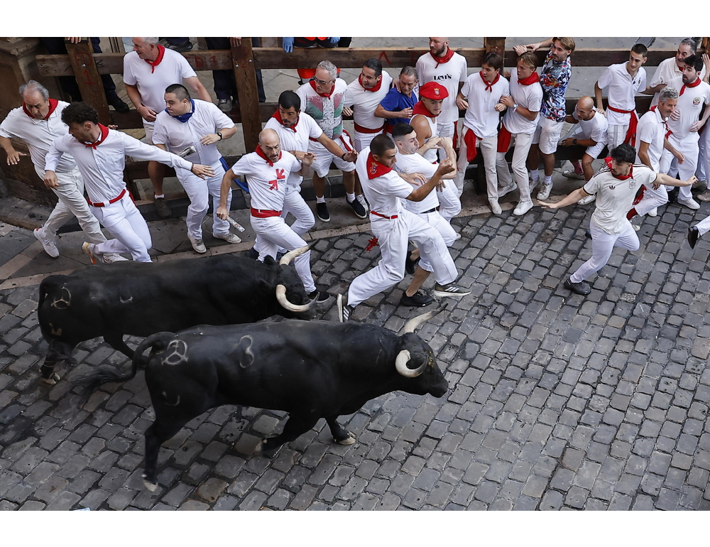 Ultima corsa dei tori di San Fermin ad alta tensione, tre feriti da cornate a Pamplona