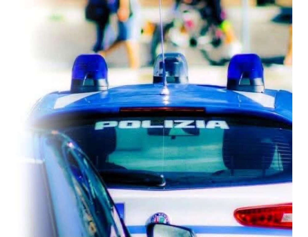 Undicenne chiuso in auto si sente male, liberato dalla polizia