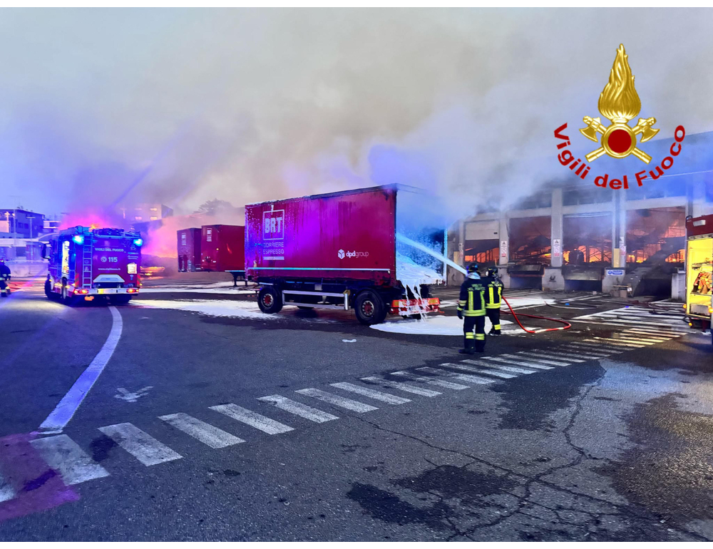 Vasto incendio a Milano, pericolo esplosione per 2 container bici elettriche
