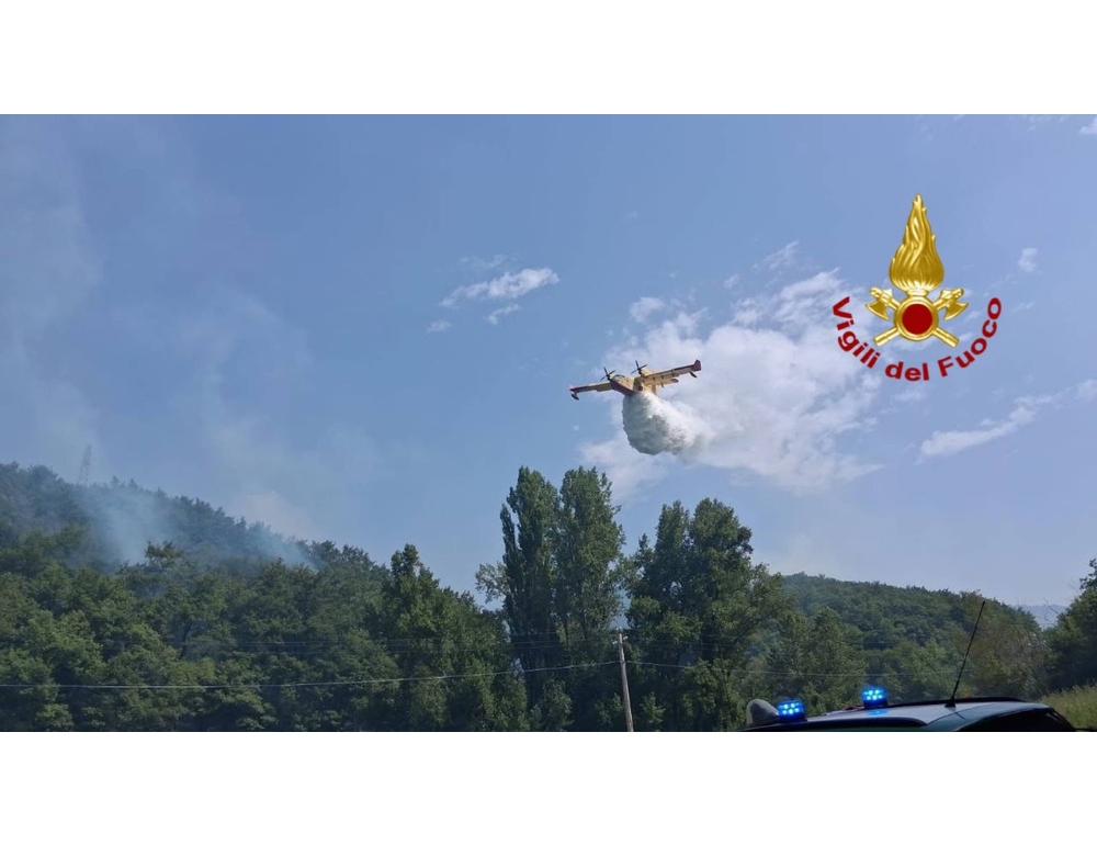 Vasto incendio ancora attivo in Umbria, chiusura parziale di una statale