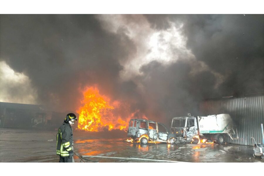 Sul posto vigili del fuoco e volontari. In fiamme anche alcuni mezzi