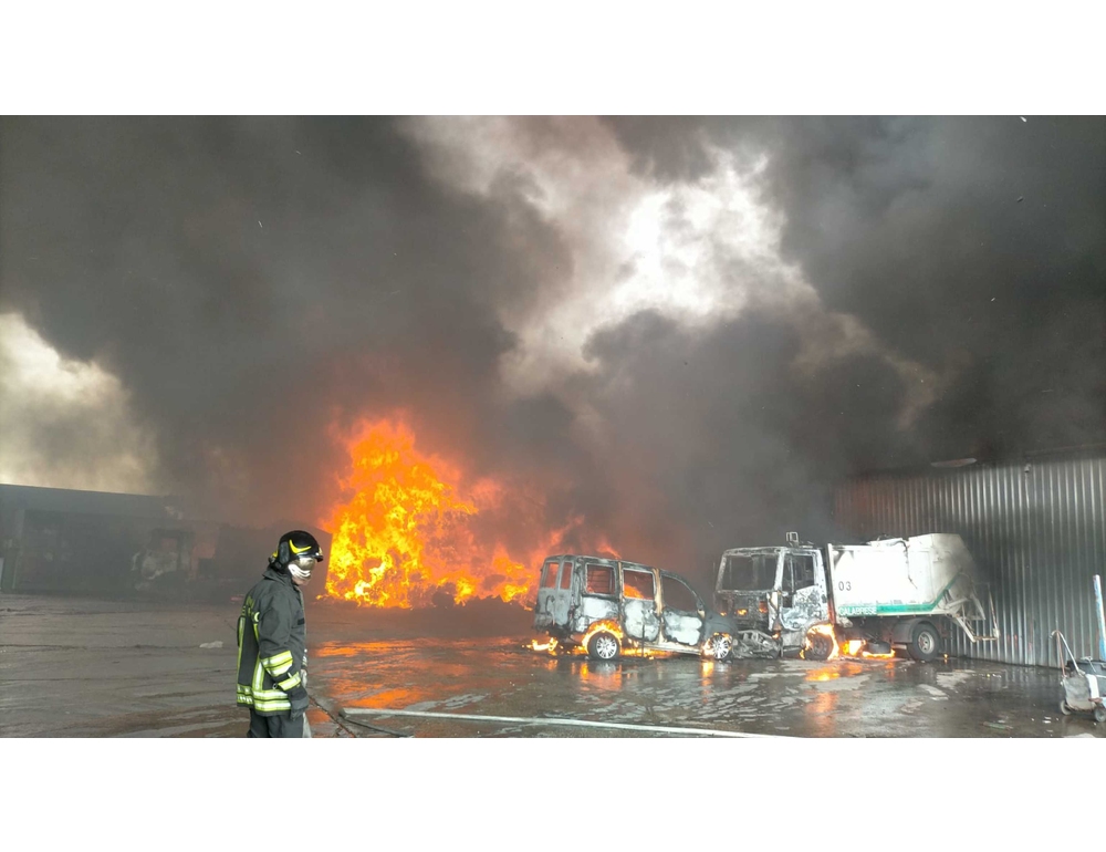 Vasto incendio in un’azienda di stoccaggio rifiuti nel Foggiano