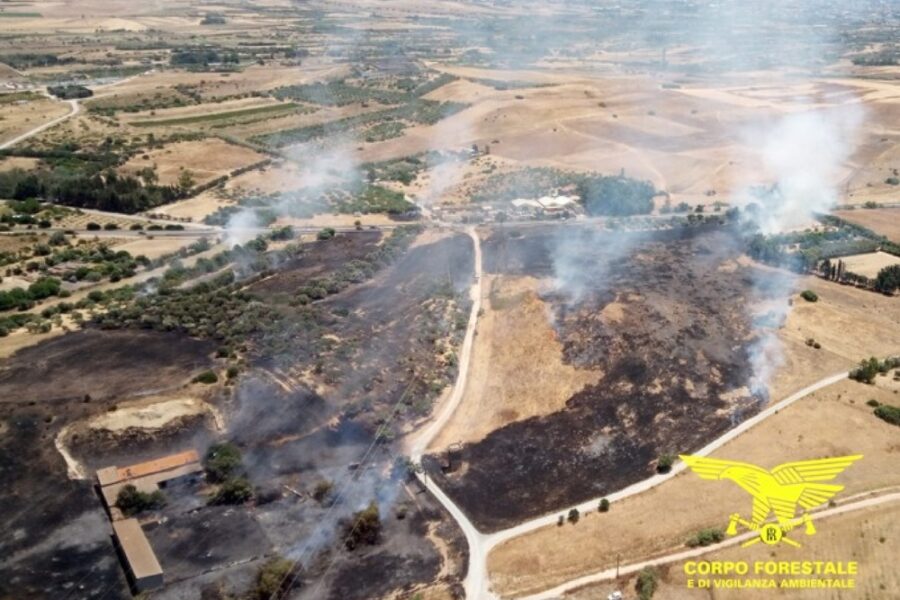 Fiamme non lontane da case sparse e aziende a Selargius