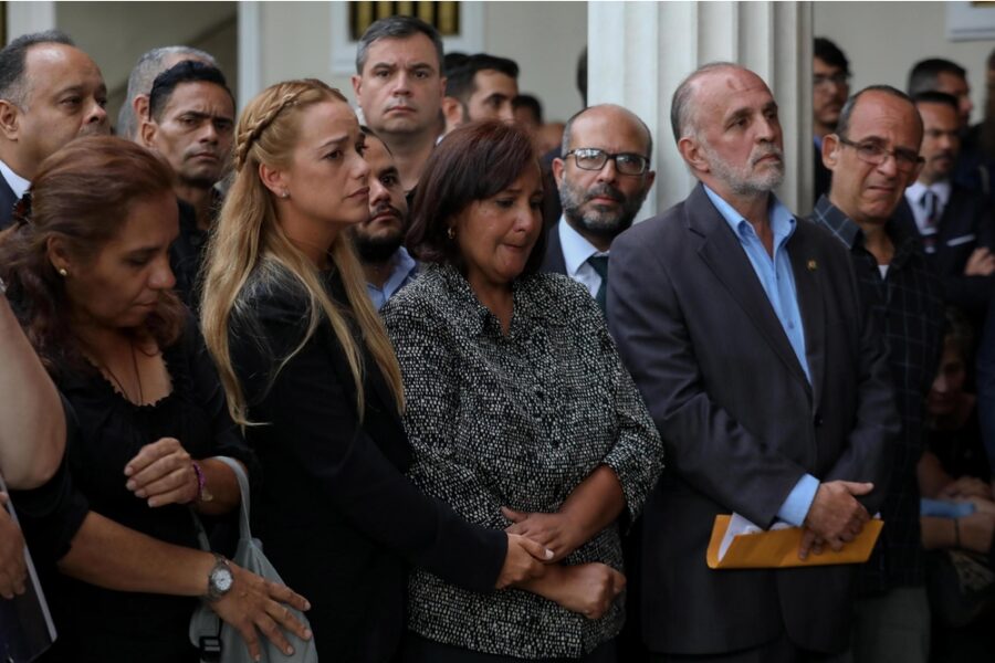 L'opposizione convoca le forze democratiche per definire una road map istituzionale