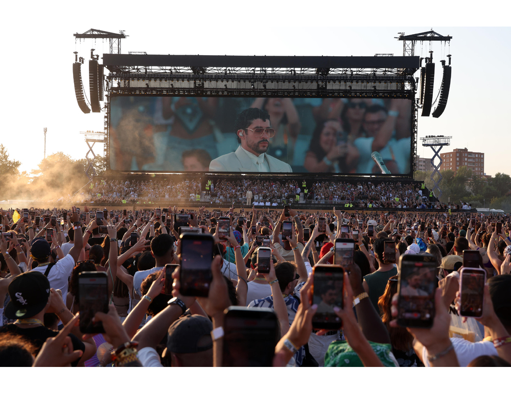 Violenta grandinata su Milano, interrotto il concerto di Bad Bunny