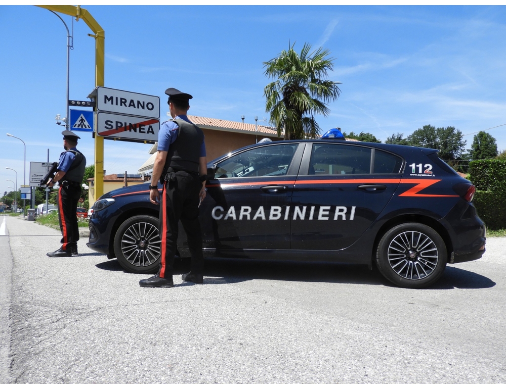 Vuole uscire dallo spaccio e viene ferito a colpi di pistola, due arresti