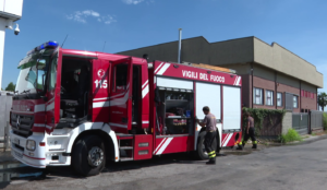 Rovello Porro, incendio in un capannone. Nessun ferito