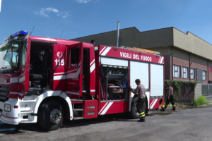 Rovello Porro, incendio in un capannone. Nessun ferito