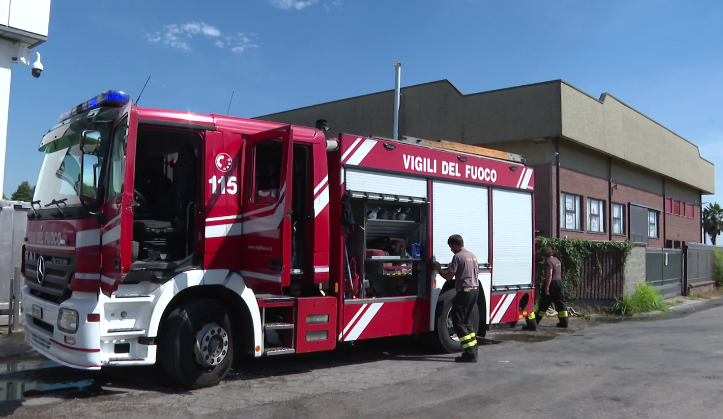Rovello Porro, incendio in un capannone nel primo pomeriggio. Nessun ferito