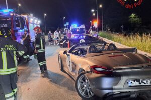 Incidente tra quattro auto tra cui due Porsche ad Albese con Cassano