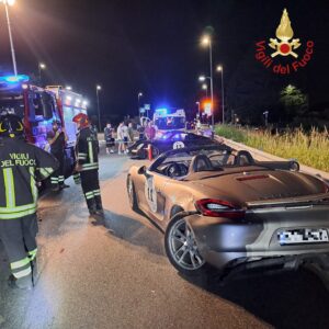 Incidente tra quattro auto tra cui due Porsche ad Albese con Cassano