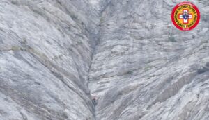 Alpinista lecchese precipita in Toscana sulle Alpi Apuane, salvato dal soccorso alpino