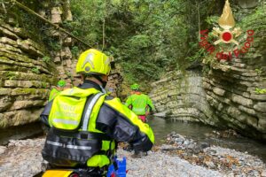 Argegno, fatale caduta nel torrente. Muore 19enne tedesco scivolato per recuperare la palla