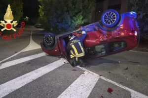 Scontro tra due auto nella notte a Faloppio: due feriti