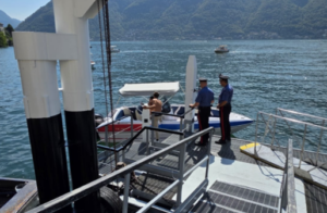 Tuffi vietati dal ponte e imbarcazioni che non rispettano le regole: mille euro di multe a Nesso