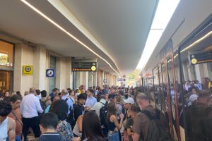 Milano-Como, passeggeri bloccati sul treno a Monza. Più di 100 minuti di ritardo