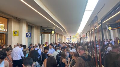 Milano-Como, passeggeri bloccati sul treno a Monza. Più di 100 minuti di ritardo