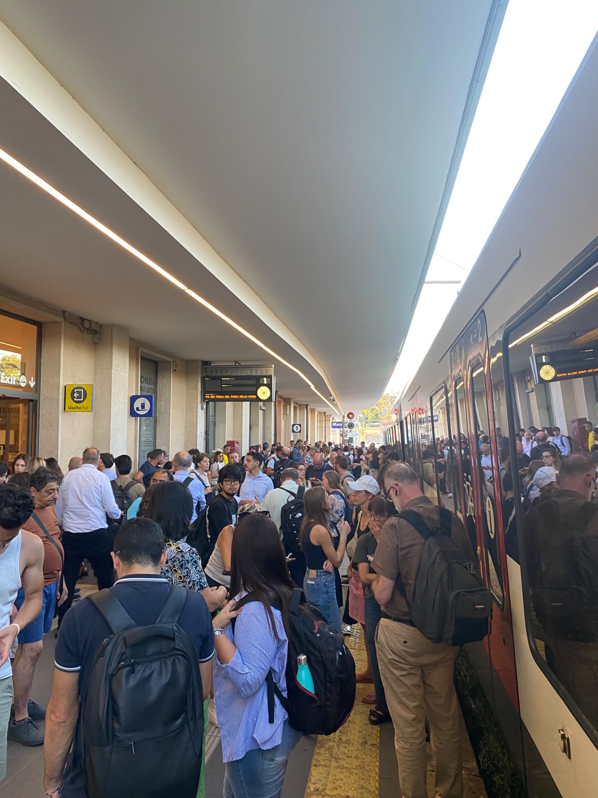 Milano-Como, passeggeri bloccati sul treno a Monza. Più di 100 minuti di ritardo