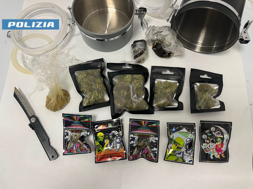 Villa Guardia, nasconde in auto cannabis pronta per lo spaccio. Giovane denunciato dalla polizia