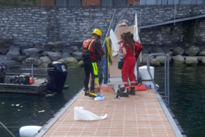 Infortunio mentre ormeggia il taxi boat ad Argegno, intervengono i vigili del fuoco
