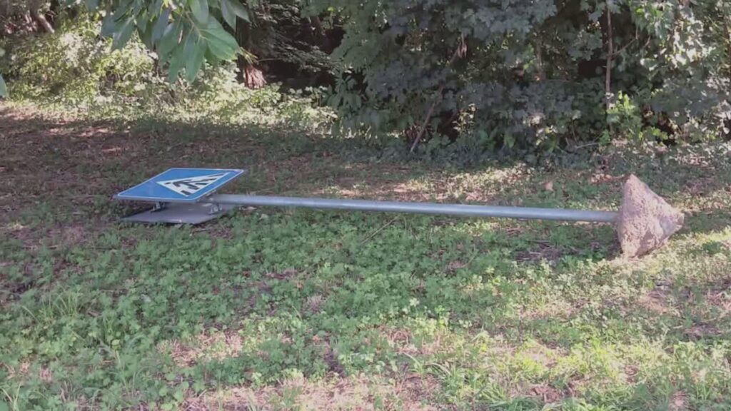 Cartelli divelti e vetri rotti: vandali in azione ad Anzano del Parco. La denuncia del Comune