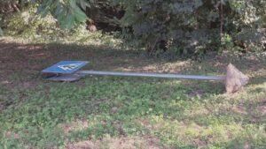 Cartelli divelti e vetri rotti: vandali in azione ad Anzano del Parco. La denuncia del Comune