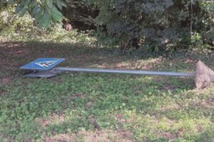 Cartelli divelti e vetri rotti: vandali in azione ad Anzano del Parco. La denuncia del Comune