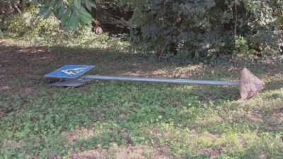 Cartelli divelti e vetri rotti: vandali in azione ad Anzano del Parco. La denuncia del Comune