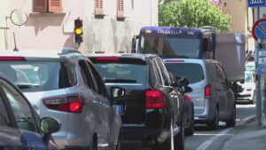 Statale Regina, divieti per camper e roulotte. La polizia locale: “Proviamo tutte le soluzioni”