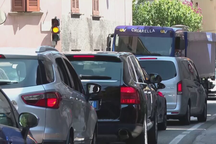 Statale Regina, divieti per camper e roulotte. La polizia locale: “Proviamo tutte le soluzioni”