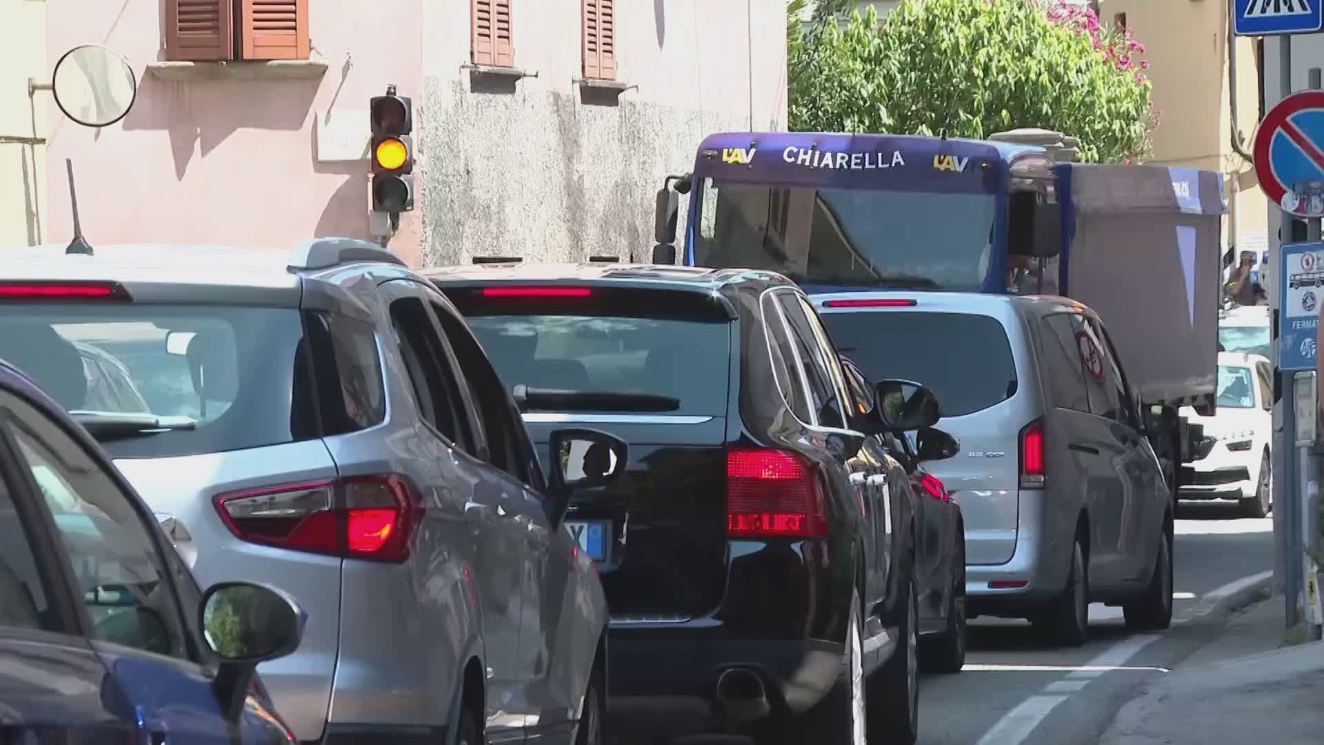 Statale Regina, divieti per camper e roulotte. La polizia locale: “Proviamo tutte le soluzioni”