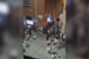 Como, musica alta e balli per strada in via Garibaldi e piazza Volta. Raccolta firme dei residenti esasperati
