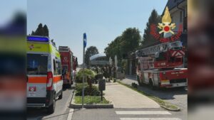 Incendio nel bagno di una casa a Lurago d’Erba. Nessun ferito, i vigili del fuoco salvano il cane