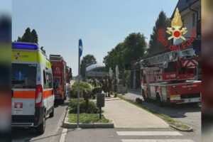Incendio nel bagno di una casa a Lurago d’Erba. Nessun ferito, i vigili del fuoco salvano il cane