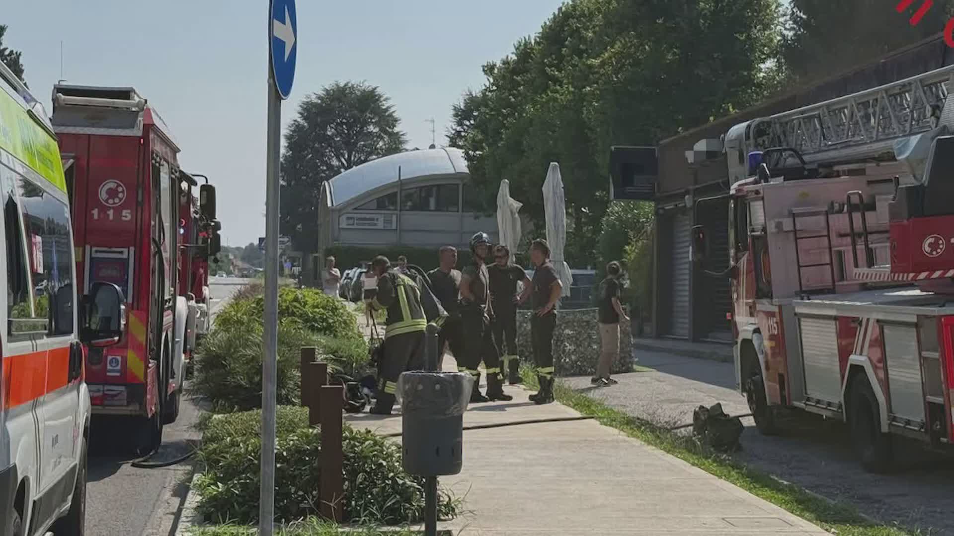 Incendio nel bagno di una casa a Lurago d’Erba. Nessun ferito, i vigili del fuoco salvano il cane