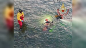 San Siro, si tuffa nella notte e non riemerge. Un’altra tragedia nel lago, muore 22enne