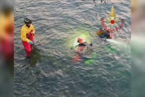 San Siro, si tuffa nella notte e non riemerge. Un’altra tragedia nel lago, muore 22enne