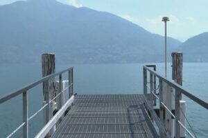 San Siro, si tuffa nella notte e non riemerge. Un’altra tragedia nel lago, muore 22enne