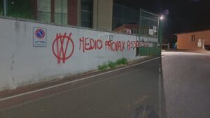 Nuovo raid dei no vax all’ospedale di Cantù. Scritte rosse sui muri, indagini dei carabinieri