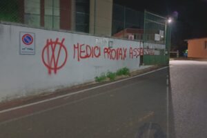 Nuovo raid dei no vax all’ospedale di Cantù. Scritte rosse sui muri, indagini dei carabinieri