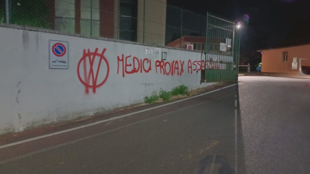Nuovo raid dei no vax all'ospedale di Cantù. Scritte rosse sui muri, indagini in corso