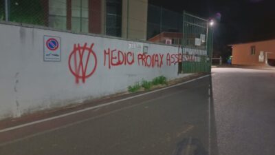 Nuovo raid dei no vax all’ospedale di Cantù. Scritte rosse sui muri, indagini in corso
