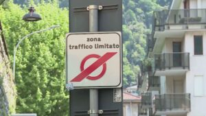 Nuova Ztl di Como, stretta sulle consegne e stop alle bici. Le critiche: “Nessun confronto”