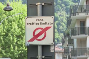 Nuova Ztl di Como, stretta sulle consegne e stop alle bici. Le critiche: “Nessun confronto”